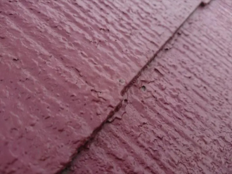 小口部分が塗料で塞がっているスレート屋根